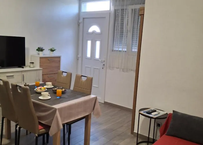 Apartment Neva Split With Free Private Parking Space