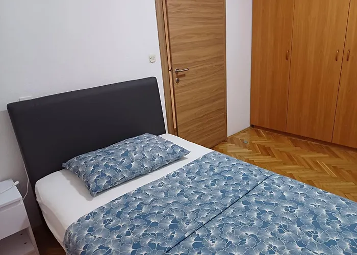 Apartment Neva Split With Free Private Parking Space