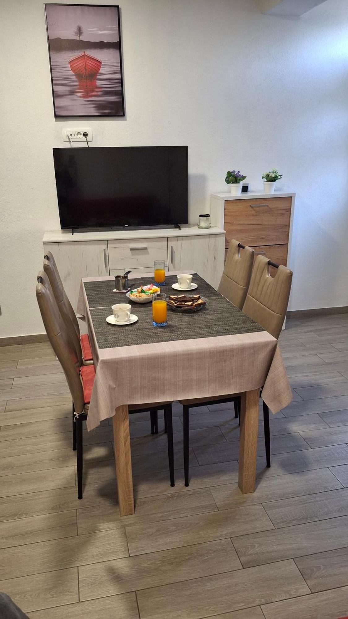 Neva With Free Private Parking Space Apartman *